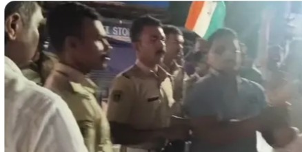 രാഹുൽ ഗാന്ധിയുടെ അറസ്റ്റിൽ ധർമ്മടത്ത് കോൺഗ്രസ് പ്രതിഷേധം; ഉന്തുംതള്ളും സംഘർഷവും, വഴിതടഞ്ഞ് പ്രവർത്തകർ