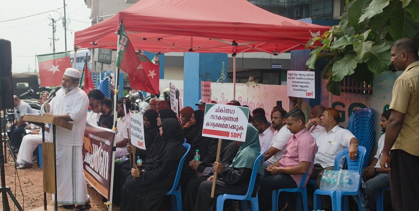 'ആരോഗ്യരംഗം വെന്റിലേറ്ററിൽ': മരുന്ന് ക്ഷാമത്തിലും കടുത്ത ജീവനക്കാരുടെ കുറവിലും പ്രതിഷേധിച്ച് കണ്ണൂർ ജില്ലാ ആശുപത്രിയിലേക്ക് എസ്.ഡി.പി.ഐ മാർച്ച്