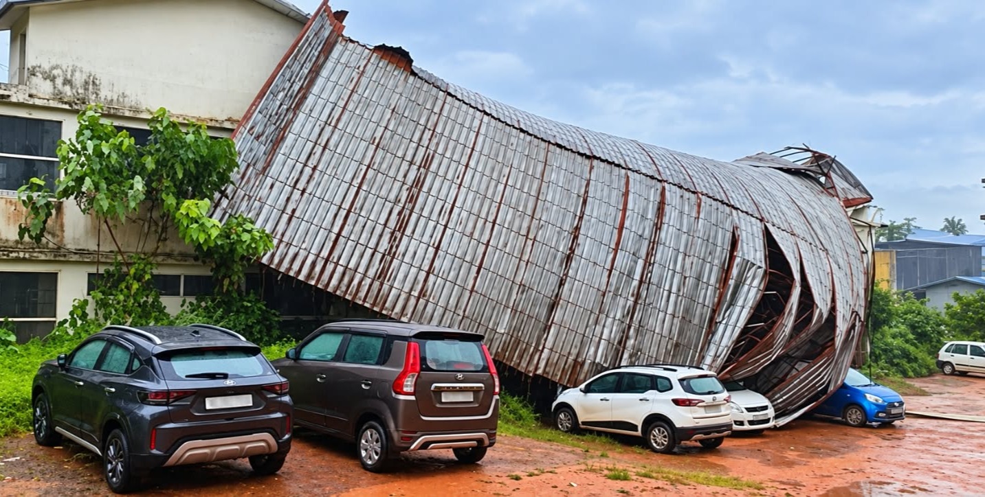 ഉളിക്കലിൽ ശക്തമായ കാറ്റിൽ സ്കൂളിന്റെ ഇരുമ്പ് മേൽക്കൂര പറന്നുപോയി; കാറുകൾക്ക് കേടുപാട്